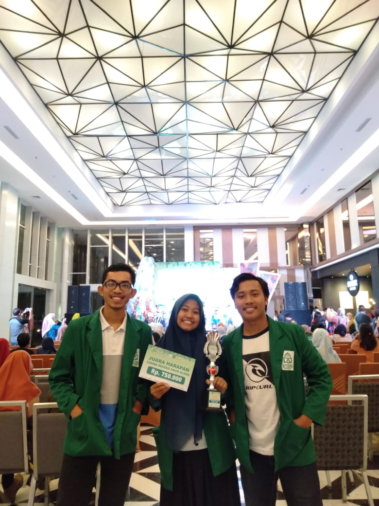 Anggota UKM RITMA raih Juara Harapan pada ajang lomba ide inovasi daur ulang yang diselenggarakan oleh Kemitraan Menjaga Bumi