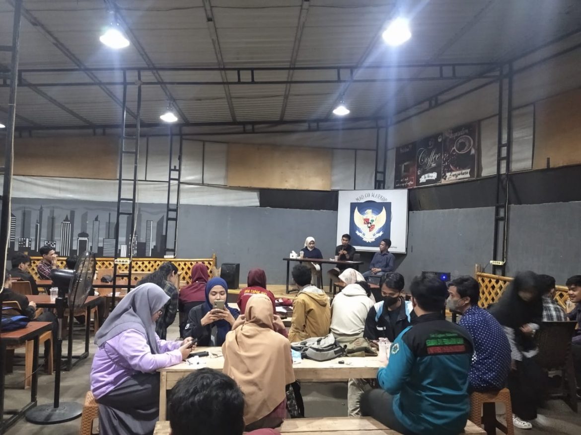 Narasumber: Abd Raviq R (Ketua Dema Fakultas Adab dan Humaniora UIN Alauddin Makassar) dan A. Nurqalbi Annisa (Direktur MPK GenBI wilayah Sulsel dan MSIB MBKM Bank Mandiri)